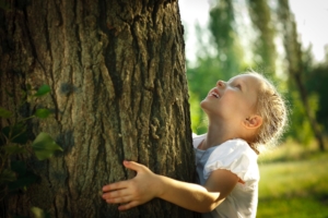Photo d'un enfant prenant un arbre dans ses bras
