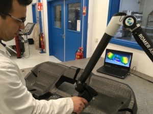 homme tenant un scanner bras 3D pour la simulation numérique