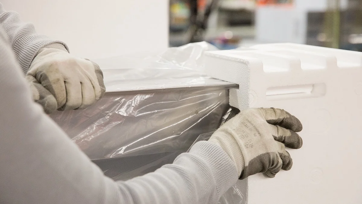 EPS packaging holding in hands