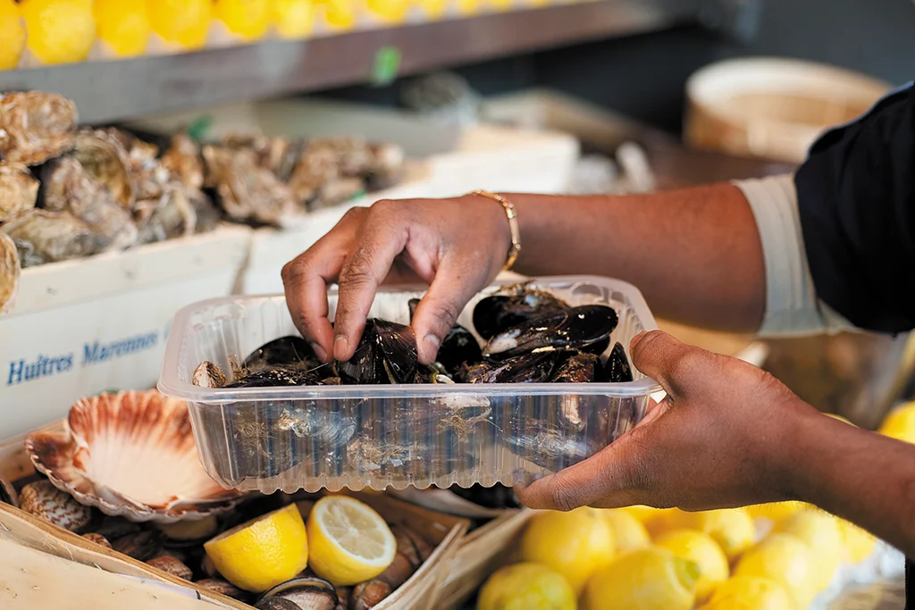 Barquette moules sur l'étal du poissonnier