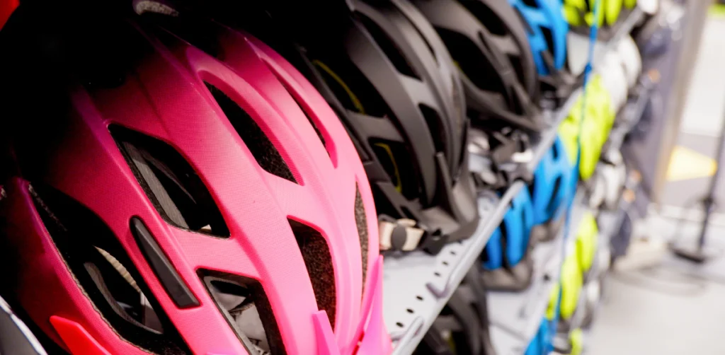Casques de vélo sur une étagère
