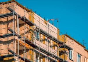 Échafaudage installé autour d'un immeuble