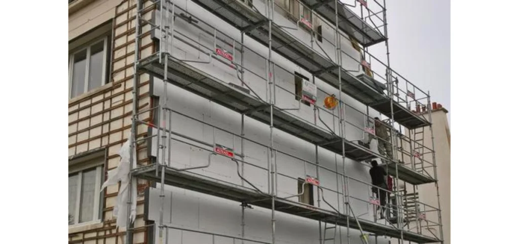 Immeuble avec échafaudage et pose d'isolation