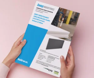 Mains qui tiennent une brochure Knauf Industries