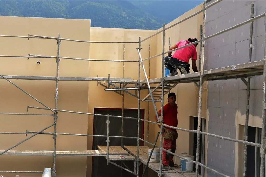 Isolation extérieure bâtiment avec échafaudage