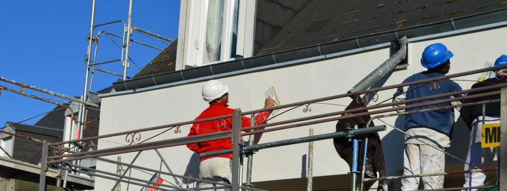 Maison individuelle avec échafaudage et travaux