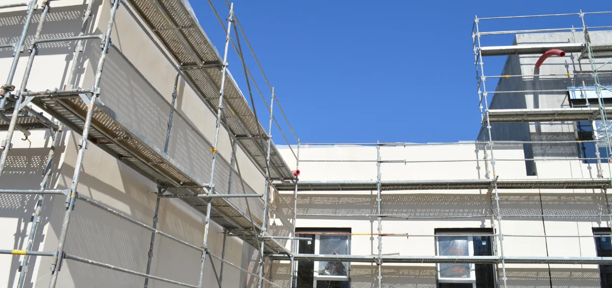 Bâtiment en construction avec isolation