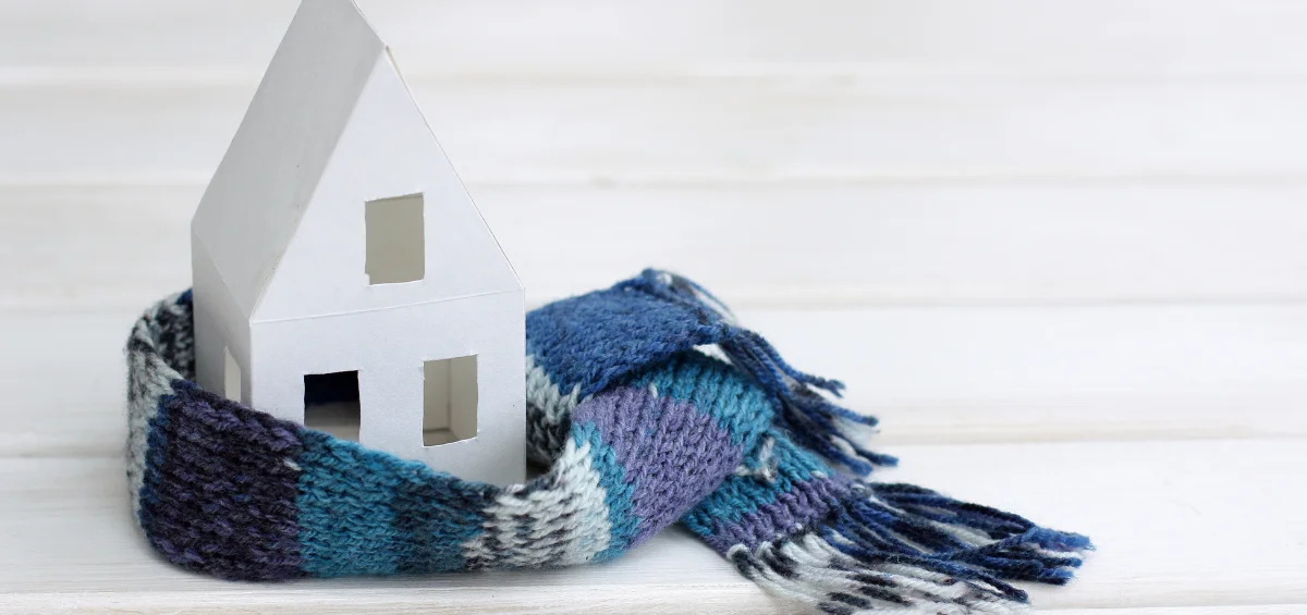 Maison en carton avec écharpe enroulée