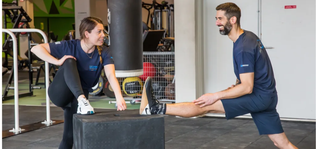 Sportifs en échauffement sur box jump