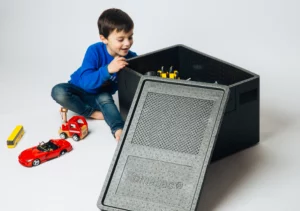 Enfant avec boîte et jouets